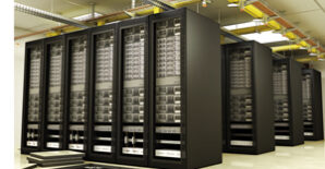 Datacenters zijn volledige gebouwen die gewijd zijn aan het huisvesten, opslaan en ondersteunen van een grote hoeveelheid serverhardware en netwerkapparatuur. De ruimte in datacenters wordt vaak gedeeld door meerdere organisaties. Een serverruimte is een speciaal ontworpen en toegewezen ruimte om servers op uw eigen locatie op te slaan. Ondernemers die zich willen ontdoen van de verantwoordelijkheden die gepaard gaan met serveraanschaf, onderhoud en schaalbaarheid, kunnen nu vertrouwen op een extern datacenter. Tegelijkertijd hebben deze ontwikkelingen het onderhoud van servers ter plaatse ook gemakkelijker gemaakt en minder belastend voor de middelen. Dus welke oplossing is het beste voor uw bedrijf? Hoe beslist u of u beter af bent met een datacenterservice of een dedicated serverruimte? Natuurlijk hebben verschillende bedrijven verschillende behoeften, en wat het beste werkt voor het ene bedrijf is niet per se de beste oplossing voor een ander bedrijf.